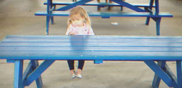 'J'attends maman', dit une fille au gardien d'un parc, le lendemain, il la voit toujours assise au même endroit - Histoire du jour